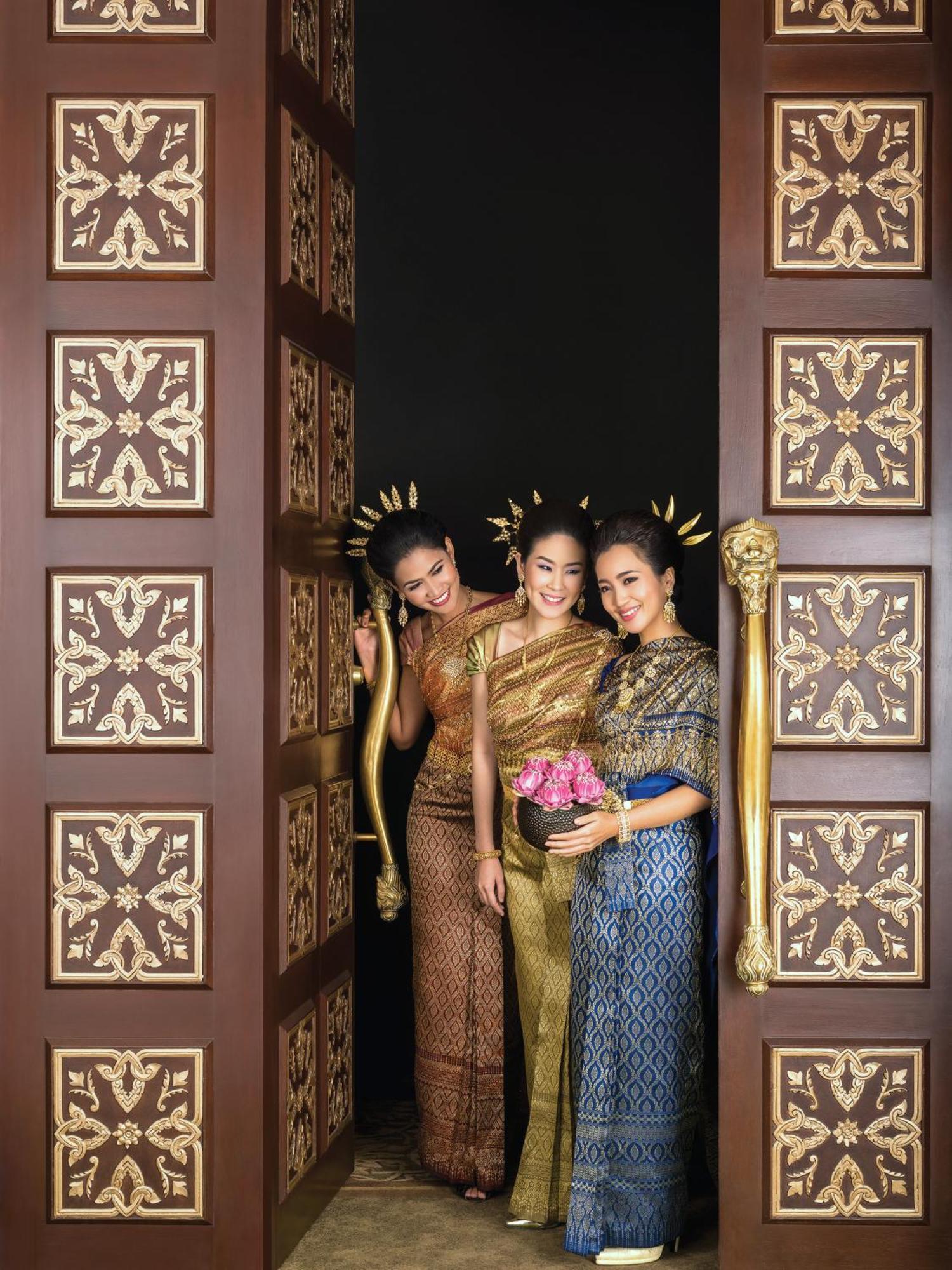 Dusit Doha Hotel Exterior foto Thai women in traditional dress