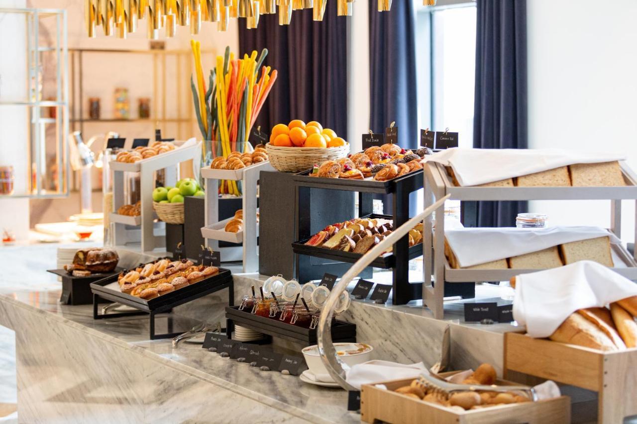 Dusit Doha Hotel Exterior foto A buffet at a hotel